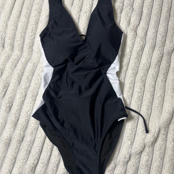 Chic Black and White Women's One-Piece Swimsuit - Picture 8 of 9